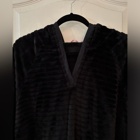 La Vie En Rose Faux Fur Hooded Poncho - Picture 2 of 5